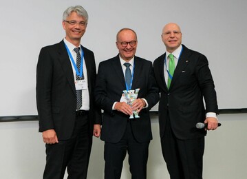 Prof. Hermann Einsele vom Uniklinikum Würzburg (Mitte) wurde beim Jahreskongress der Deutschen Gesellschaft für Transfusionsmedizin und Immunhämatologie (DGTI) mit der Emil-von-Behring-Vorlesung ausgezeichnet. Es gratulierten DGTI-Vorstand Prof. Axel Selt